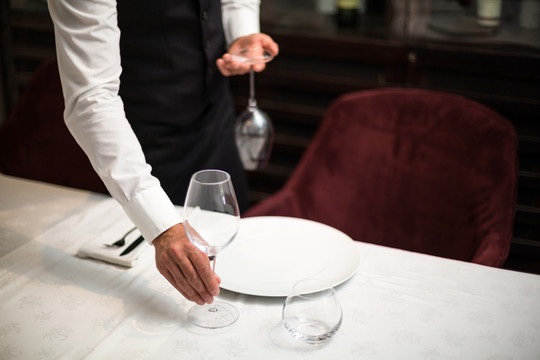 服务员在一家高级餐厅摆桌子