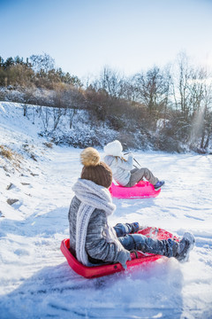 兄弟姐妹在山上滑雪