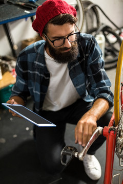 自行车机械师看平板电脑