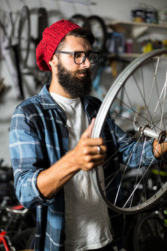 自行车技师检查车轮
