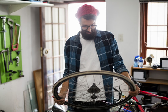 自行车修理工看车轮