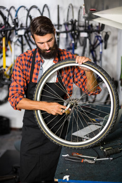 手持自行车车轮的时髦自行车技师