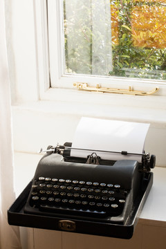 桌子上的打字机