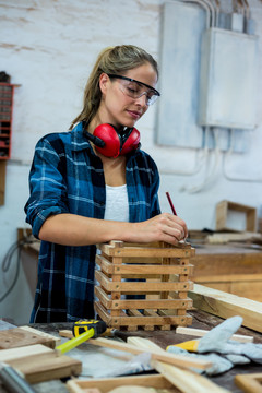 用铅笔在木板上作女木匠记号