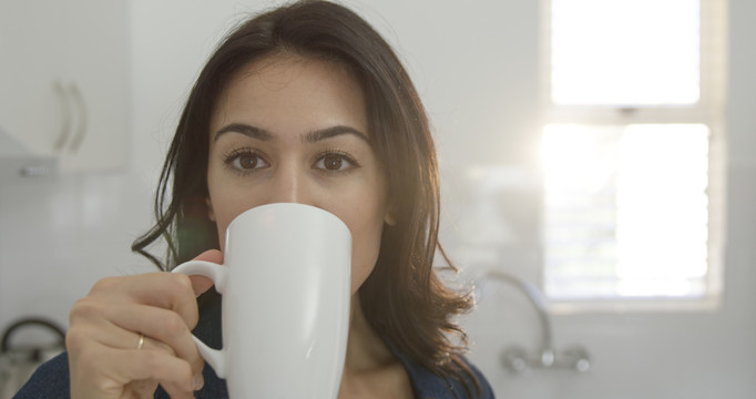 女人的肖像是用杯子喝东西