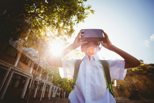 校园虚拟现实眼镜中的小学生