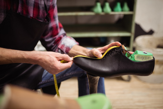鞋匠测量鞋子的特写镜头