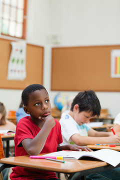 体贴的小学生侧视图