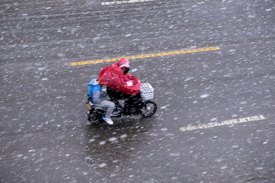 风雪中骑车人