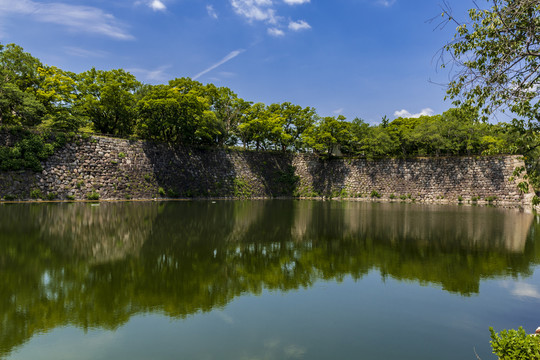 日本大阪城内护城河与城墙正面