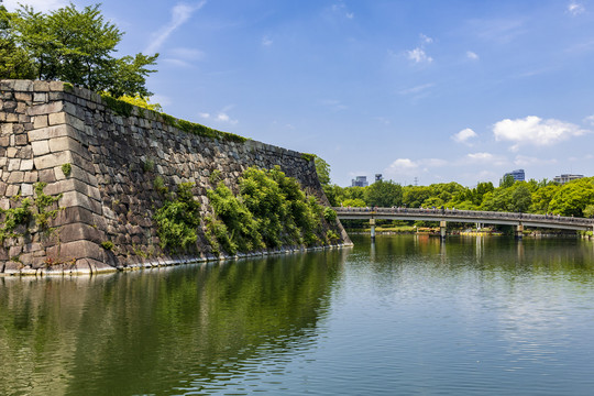 日本大阪城内护城河与极乐桥