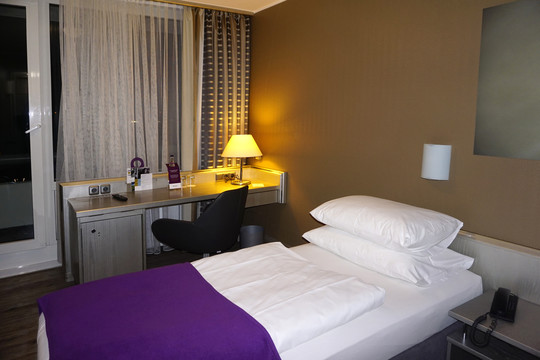 欧洲商务酒店拥挤的双床房和窄床