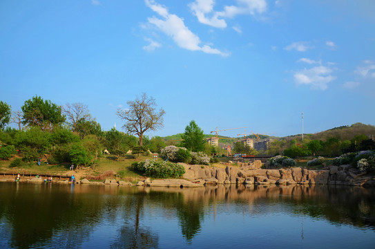 鞍山孟泰公园的湖与树木建筑山峰