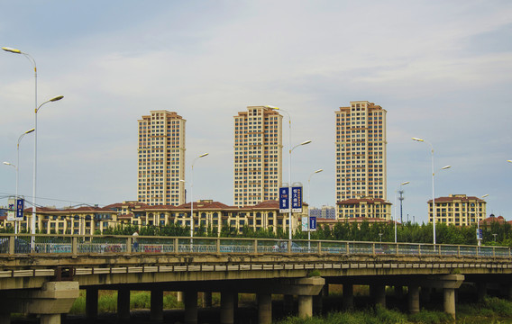 鞍山万水河大桥与水岸华府住宅区