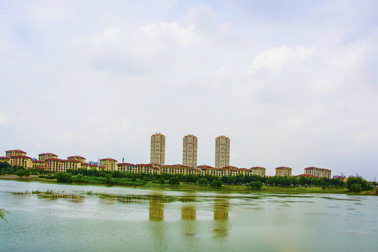 鞍山万水河对岸的水岸华府住宅区