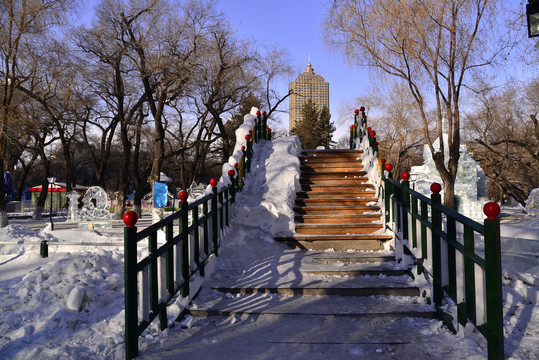 哈尔滨冰雕园里的拱桥