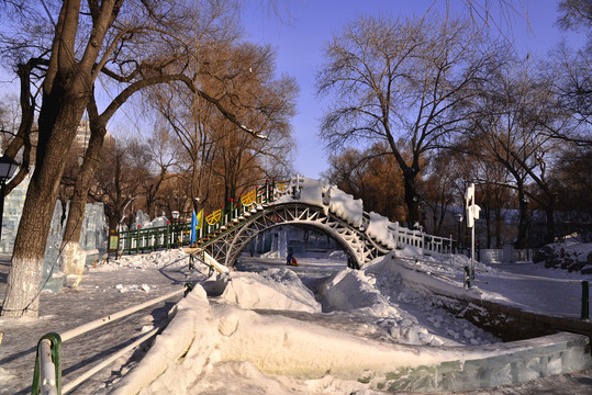哈尔滨冰雕园里的拱桥