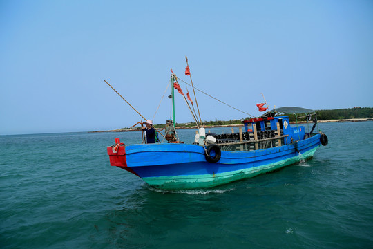 蓝色渔船红色航标