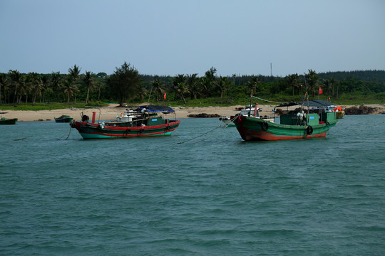 海上渔船捕鱼