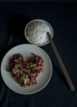 香菇炒鸡肉配白米饭一人份