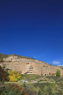 蓝天背景马蹄寺