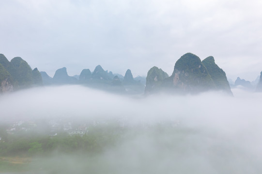 雨后云雾缭绕的漓江山水