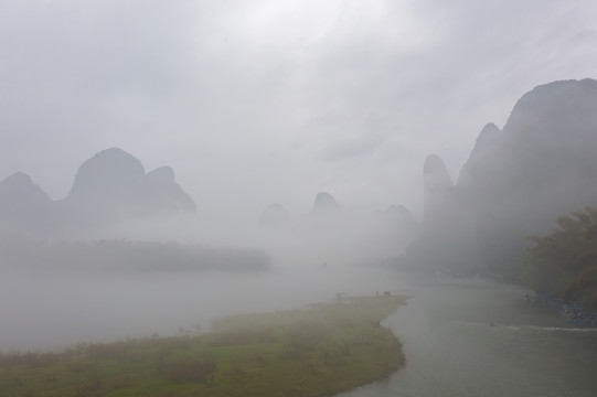 雨后云雾缭绕的漓江山水