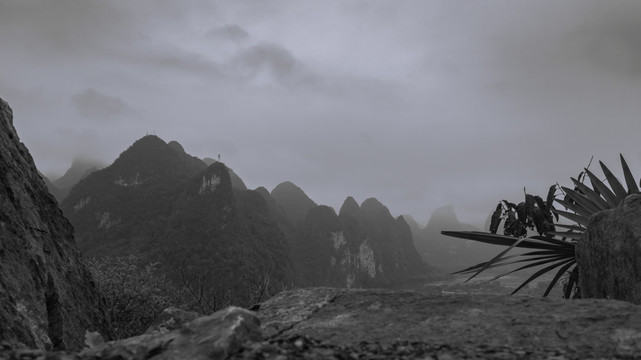 大雾弥漫下险峻的山峰