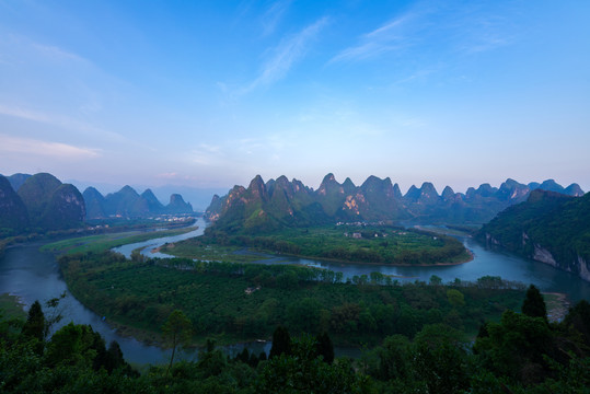 群峰环绕的漓江河湾