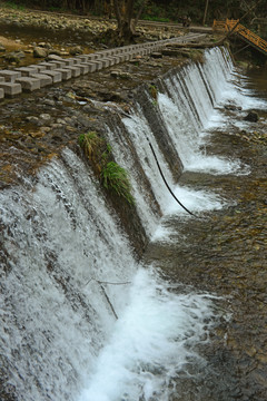 金鞭溪溪水和拦水坝