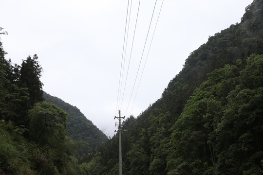 山里的输电线和线塔