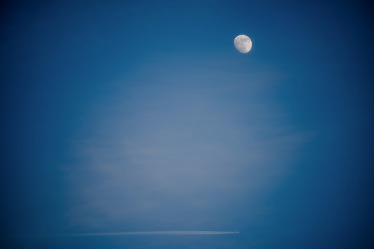 傍晚的月亮爬上来