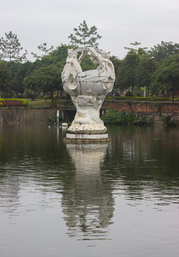 湖中仙女雕像