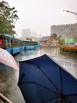 雨天等公交车