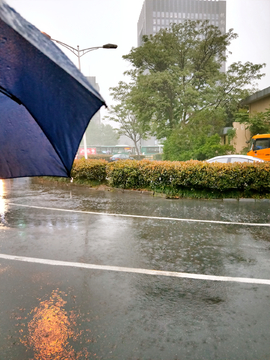 雨天等公交车