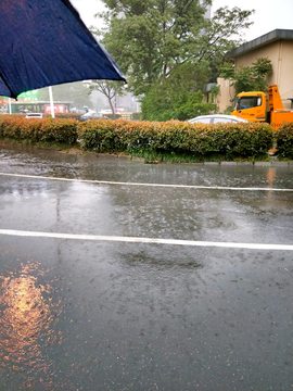 雨天等公交车