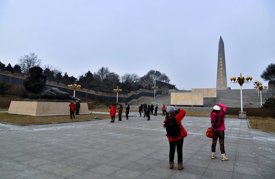 摄影人在纪念馆前拍摄