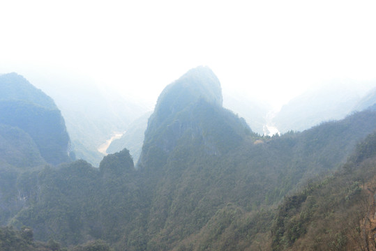 从天门山天门洞远眺高山丘壑