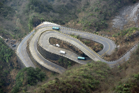 崎岖蜿蜒的盘山公路