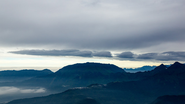 大山剪影