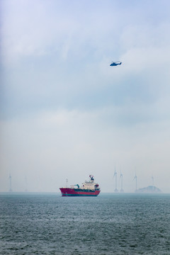 大海中的轮船和直升机