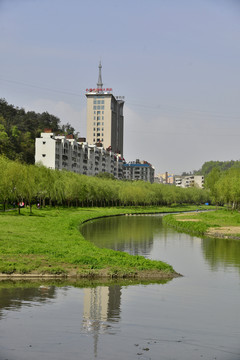 绿树成荫的张湾区夏家店河道