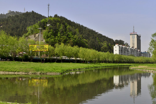 绿树成荫的张湾区夏家店河道