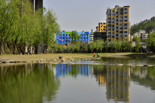 绿树成荫的夏家店河道