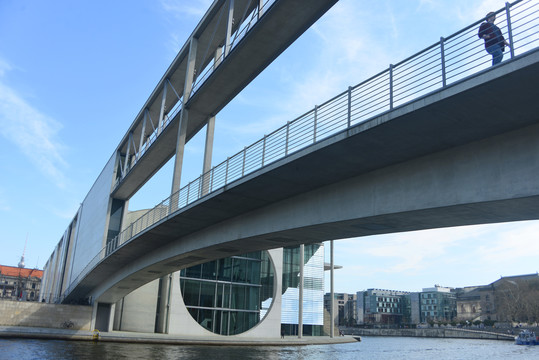 德国联邦议会建筑群跨河人行天桥