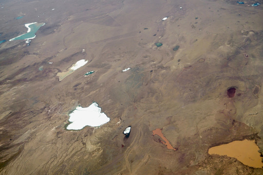 航拍蒙古国南戈壁省地区冰冻湖泊