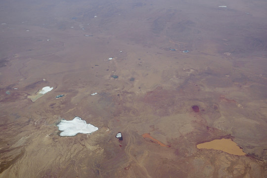 航拍蒙古国南戈壁省地区冰冻湖泊