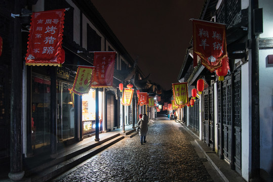 古镇老街的雨中夜景