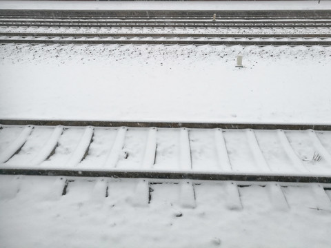 雪中铁路轨道