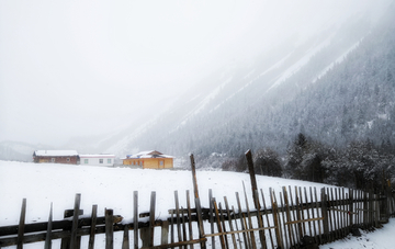 雪后山下的村庄